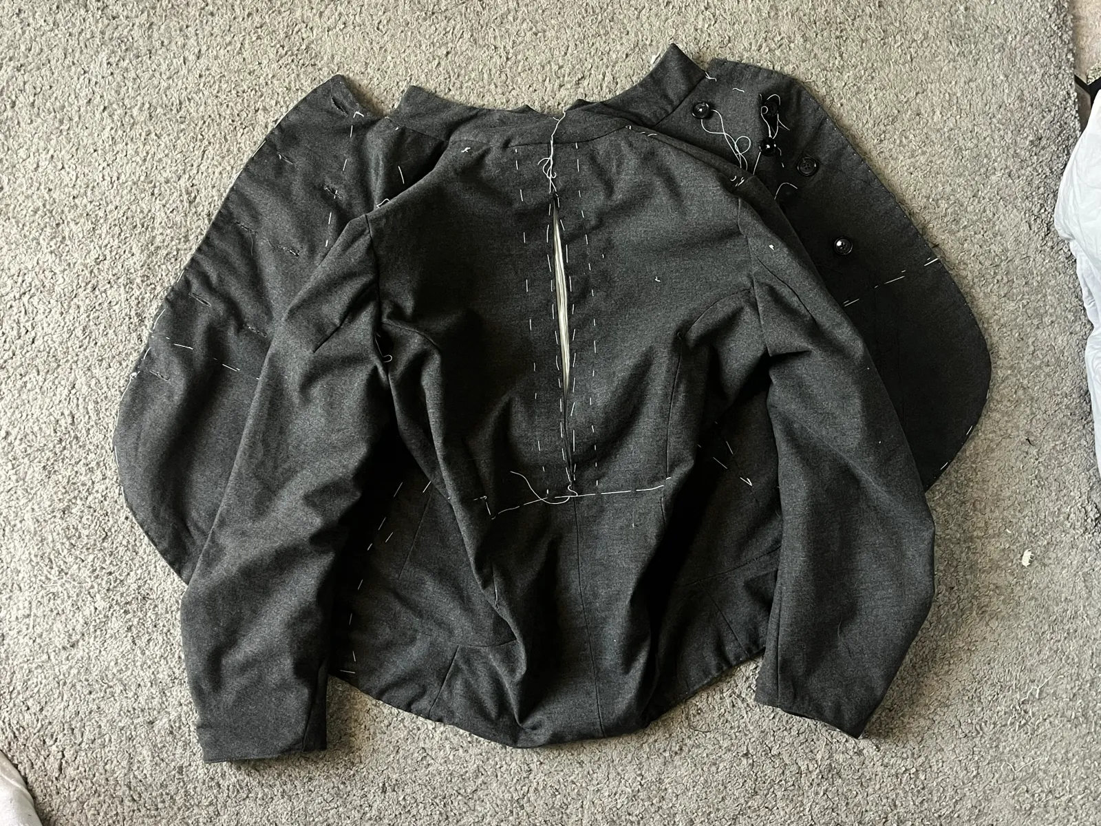 Handstitched Fencing Antique Jacket di Tommaso Curatella, aperta, con le cuciture a mano lungo le giunture