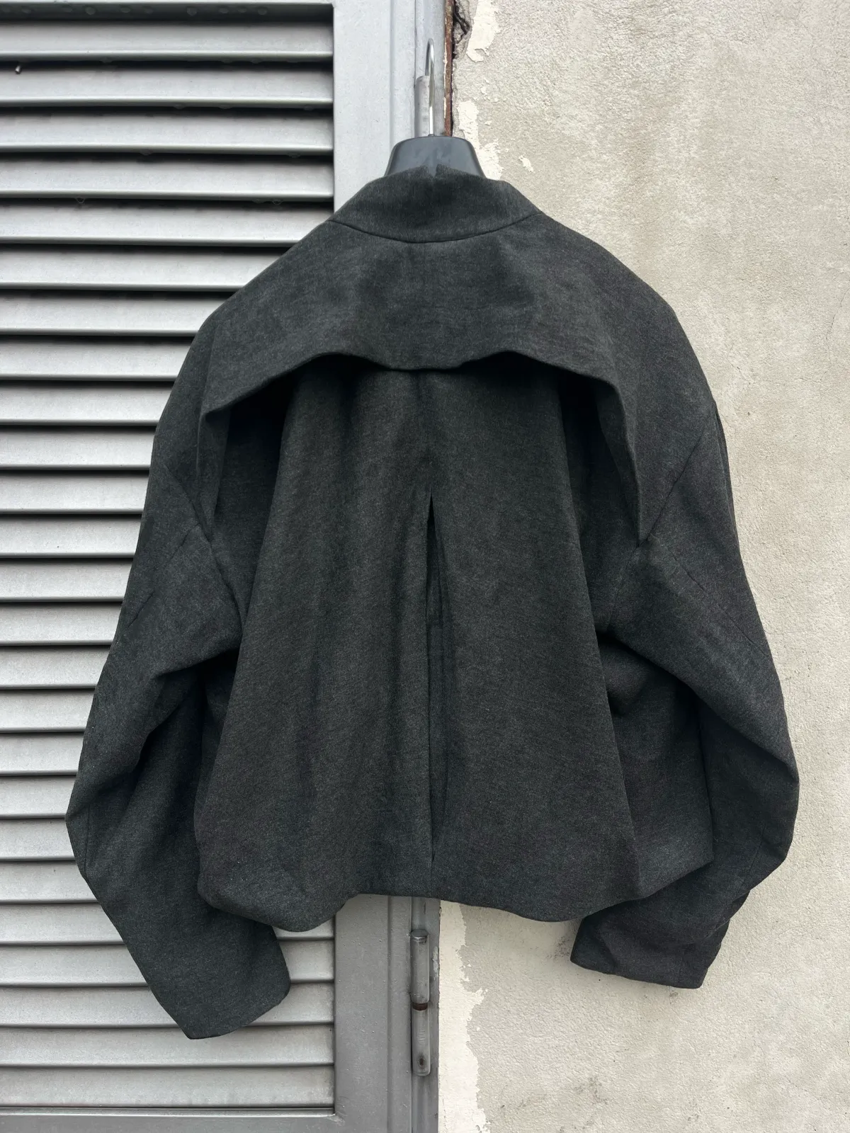 U Jacket di Tommaso Curatella, retro, con il carré a U