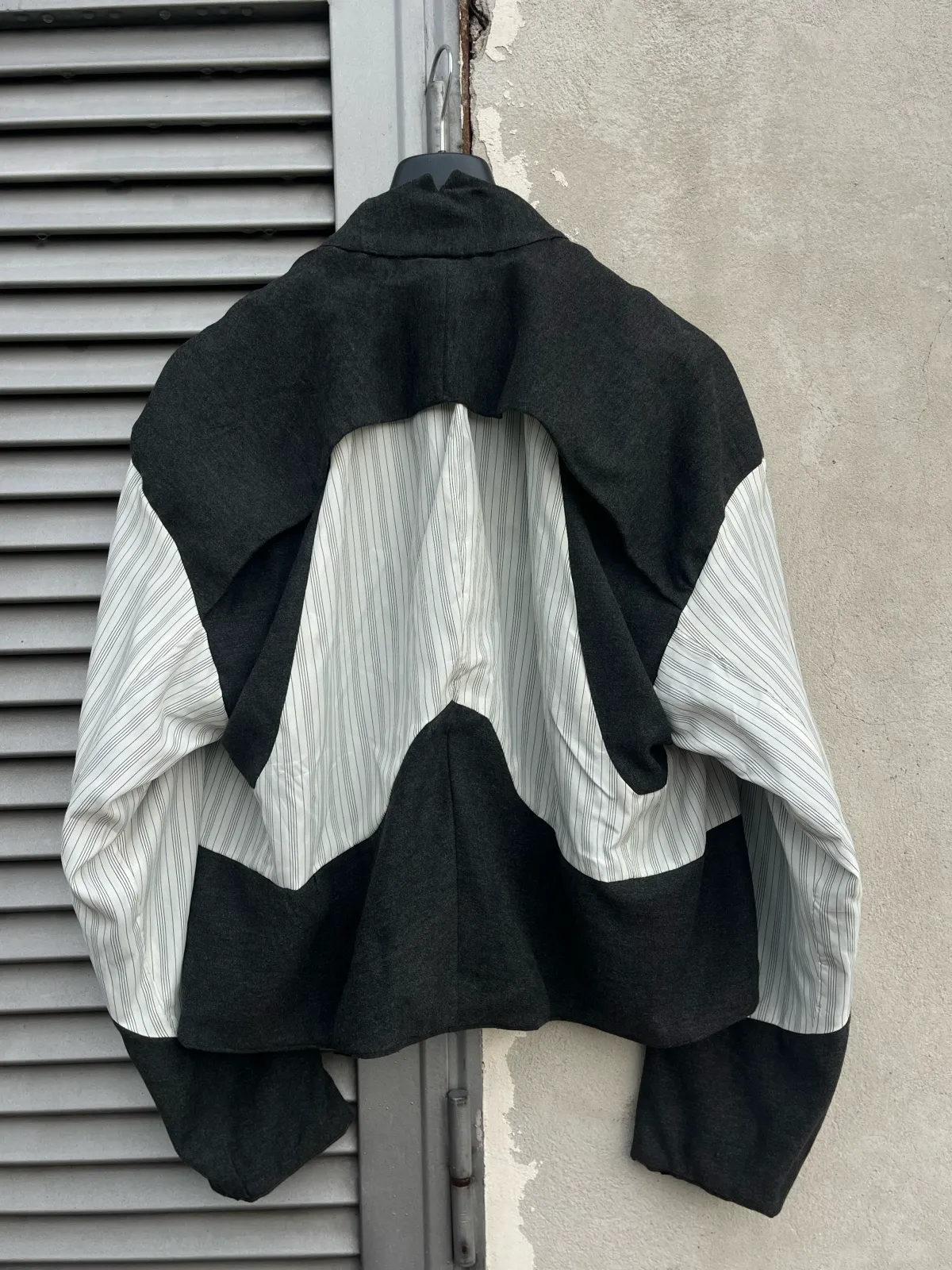 U Jacket di Tommaso Curatella, fodera: pannelli di cotone a righe incorniciati dalla lana