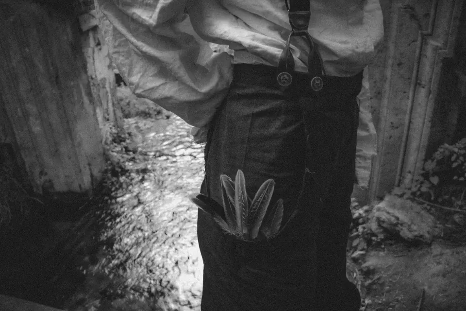 PostMortem Look 3: pantalone ampio con tasche laterali a taglio vivo, camicia a doppio strato e bretelle